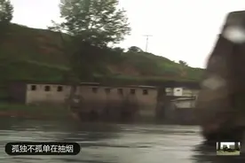 丹东一步跨 一步跨的意思就是这里的鸭绿江非常窄 一步就能跨过去