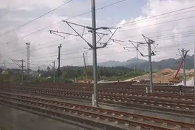 乘坐重庆西→北海动车，在贵州东站体验由副轨变道进主轨道行驶。视频封面