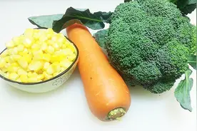 西兰花最好吃的做法，配上胡萝卜和玉米粒，不用炒不凉拌，真好吃视频封面