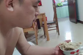 年初一吃饺子，老公为吃到硬币饺子也是拼了，老公：“全是套路”视频封面