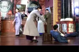 胡歌帅不过三秒的搞笑花絮，平地摔跤界第一人，成功摔出表情包视频封面