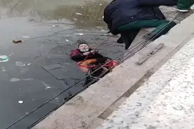 菏泽120医务工作者和110民警齐心协力救助落入冰水12岁少年……