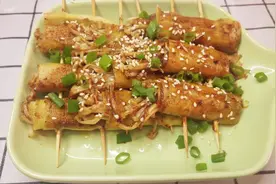 走！摆摊儿去！超简单〔金针菇豆皮儿串〕省事又超好吃的串串～~视频封面