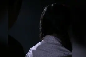 农村女孩偷偷跑进库房，发现惊人秘密，厂里的井盖怕是偷来的