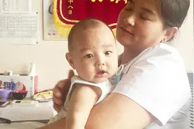 奶奶带小孔宝做推拿了，躺在上面太调皮的了，推拿阿姨抱着好萌啊视频封面