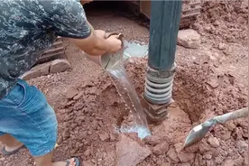 钻桩机，为农村人建房解决了难题，价格低速度快，硬石如钻泥。视频封面