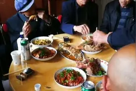 农村里老人过世三周年办酒席，70岁老人竟冒大雨来参加？令人佩服