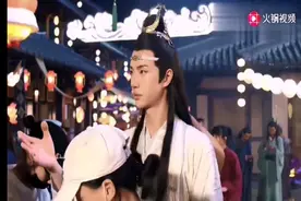 肖战喝水王一博也要喝，感觉肖战喝的水比较甜，两人共用一瓶喝