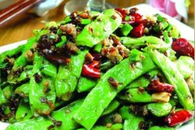 干煸芸豆的家常做法，香辣过瘾，色泽翠绿，比饭店的还好吃视频封面