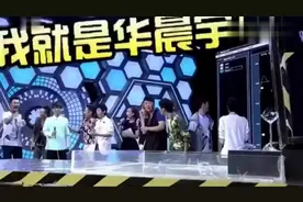 华晨宇在快本展现自己的高音，玻璃杯直接碎了，何炅他们懵了！