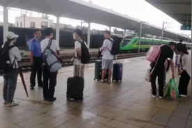 突发情况，云南建水火车站附近的电气线路抢修，要晚点两小时以上