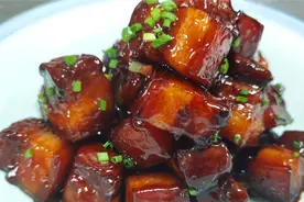 酒店厨师长教你：“红烧肉”的家常做法，手法非常的实在接地气
