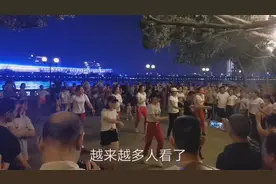 广州天河程介村珠江边：打工仔实拍晚上出来活动跳舞的美女和老人