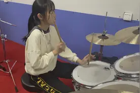 小鼓手园园架子鼓演奏《沉默是金➕明月夜》很棒，歌曲也好听