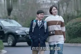 姐姐去接弟弟放学，弟弟全班男生都震惊了：你姐太漂亮了！视频封面