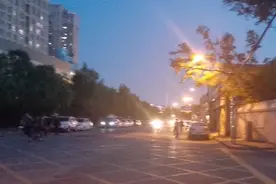 天津这个路段没有收费标识，却经常有人收停车费，是合法的吗？视频封面