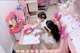 姐妹俩安静的在画画，问姐姐画什么，她的回答甜到心里啦