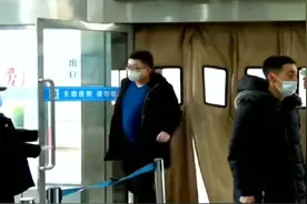 拿美国绿卡还想在中国免费治疗？外交部：没有中国国籍，绝不免费视频封面