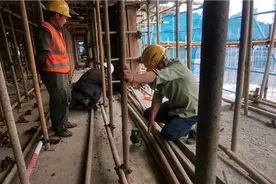 工地小伙又学到一项技术，老师傅用红外线测柱子垂直度，准确方便