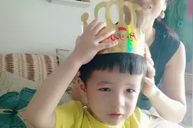 侄子生日，二宝抢着要戴哥哥的生日帽子还抢着要吹哥哥的生日蜡烛视频封面
