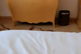 在资源县维也纳酒店旅馆房间吃泡面视频封面