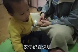 汉堡妈带娃去推拿去积食惊吓，还花80元挑疳积，痛得娃直哭视频封面
