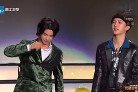 范丞丞携手黄明昊，现场送上礼物《哑剧》《离开以后》，太帅了！视频封面