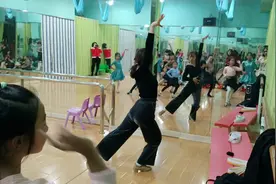 有幸欣赏到晗宝拉丁舞老师亲自带领大家跳伦巴，太美了
