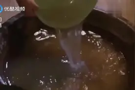 表面下大雨，小叔子上房给嫂子修房顶，下一刻不测产生了视频封面