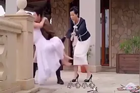 帅哥看见女友受伤了，立刻抱起来给她用药包扎，好暖心！