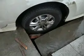 车轮卡台阶上  三个小时没出来  大蒙亲身经历  倒车必须小心点视频封面
