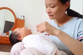 26天宝宝洗澡前，先擦茶油，宝宝准备满月了还没脱皮视频封面