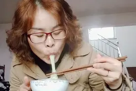 北方姑娘嫁到南方天天米饭，只有过年才能吃上面条，吃面条真幸福视频封面