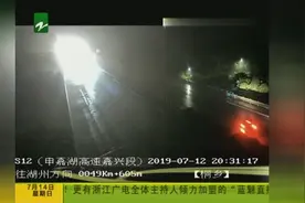 轿车暴雨中高速漂移，直接撞向路过车辆！都怪司机着急去这里！视频封面
