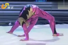 18岁漂亮女孩表演柔术，柔韧性让人瞠目结舌，一段表演让人佩服！视频封面