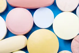 脸上长黄褐斑非常难看，用小药片碾碎涂抹在脸上，非常方便