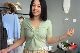 大侠穿了一套修身淑女装，显得更瘦了，大侠说第一次这样穿