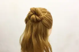 头发不长不短的，不想披头散发的，阿军教你一招，洋气又大方！