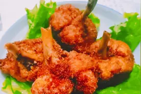 奥尔良炸鸡腿的家常做法，简单易学。肉质外酥里嫩香辣味美！
