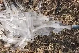 自来水变自来冰 澳大利亚一夜霜冻后 水管开始喷涌冰柱