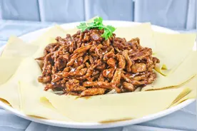 大厨教你“京酱肉丝”的经典做法，这样做出来肉丝嫩滑，酱香浓郁视频封面