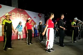 阳光老师带领舞友们在联欢晚会跳着动感的广场舞（别知己）