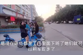 一夜间广州花都狮岭各个角落停了很多小彬出行电动车。视频封面