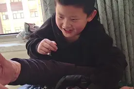 儿子叫老爸起床做饭，老爸不起床。儿子拿绝招立马就起来了视频封面