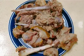 清炖羊骨头这样做，肉烂汤鲜，搭配山药营养更加丰富，太美味了