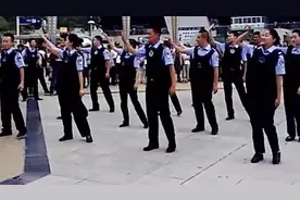 警察小哥齐跳舞蹈《丽人行》，穿制服跳太好看了，这个真的惹不起视频封面