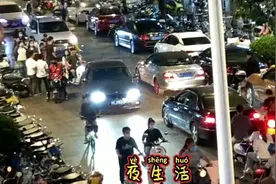 实拍广西玉林晚上的这条街，电动车严重占道，到底是什么情况？视频封面