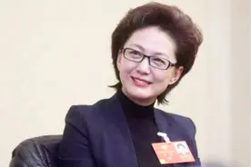 央视主持海霞近照，老公是清华教授，结婚近20年恩爱如初视频封面