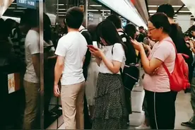 早上8点的北京地铁四号线，你见过吗？太南了！视频封面