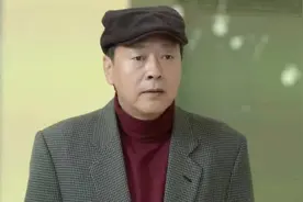 大叔坐电梯竟碰见小迷妹，大叔高兴得合不拢嘴，下一幕搞笑了！视频封面